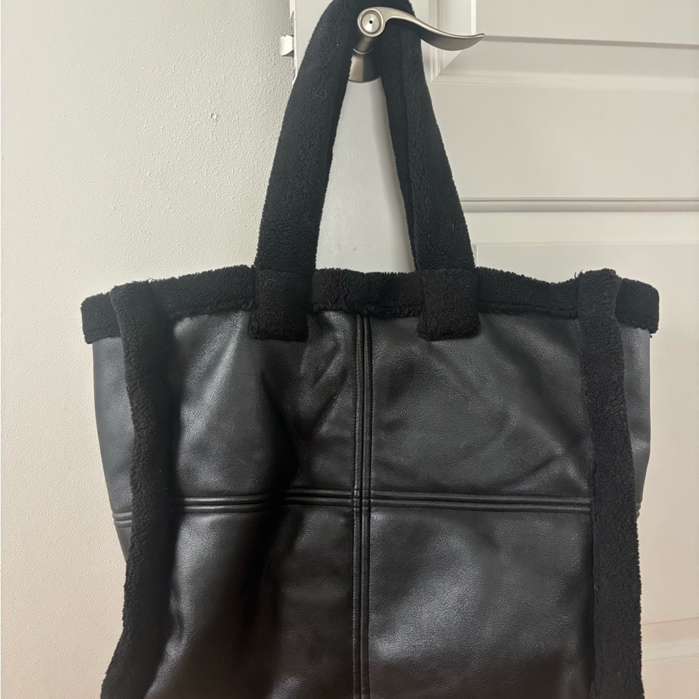 STAND STUDIO
Black Faux-Shearling Large Lola Tote